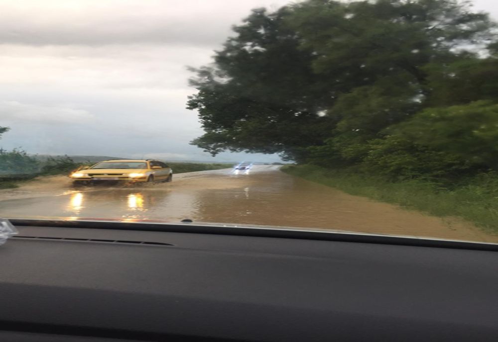 Trafic îngreunat, pe Valea Hârtibaciului. Carosabilul, acoperit de apă