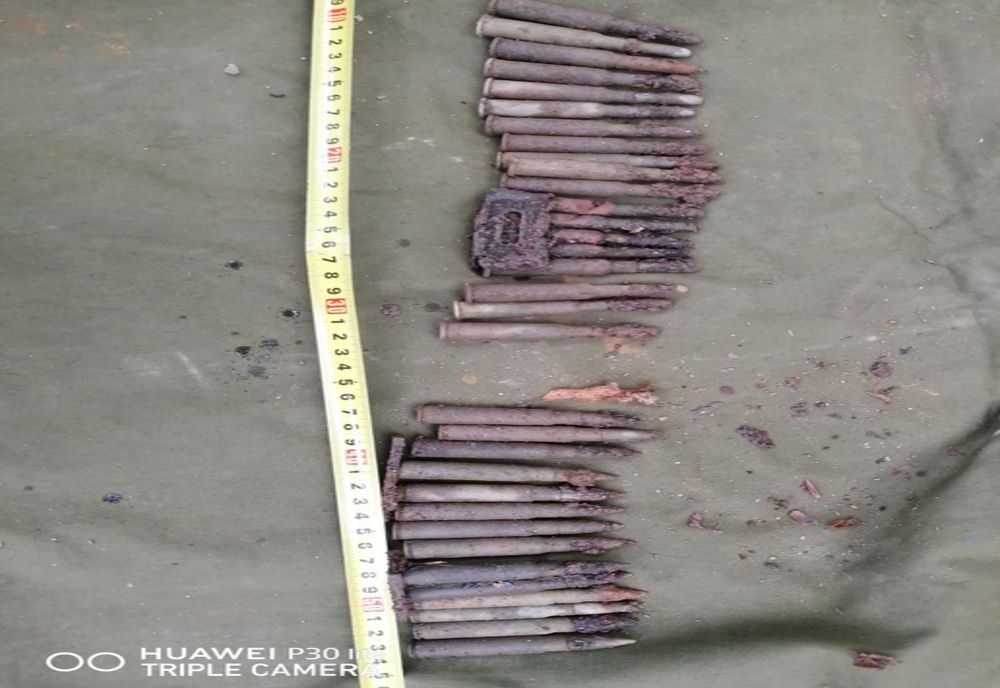 33 de cartușe de război, găsite de căutătorii de relicve autorizați, în vârf de munte