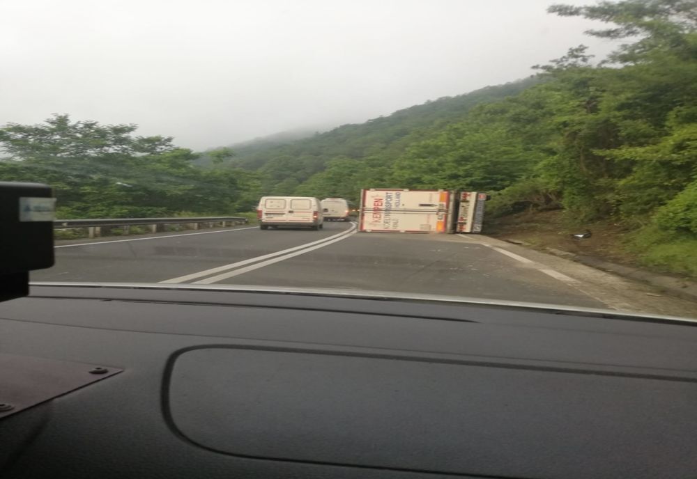 Tir răsturnat pe Valea Oltului. Șoferul beat, trafic îngreunat 