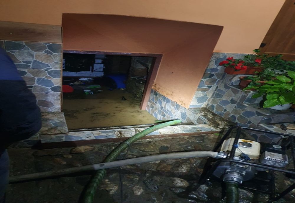 Inundații în Gura Râului. Pompierii au intervenit pentru evacuarea apei din patru subsoluri