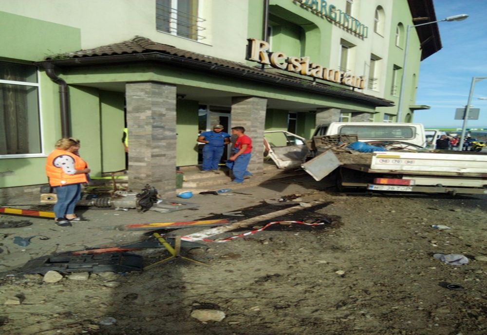 Un șofer din Mureș a intrat cu mașina într-un restaurant din Sibiu (FOTO)