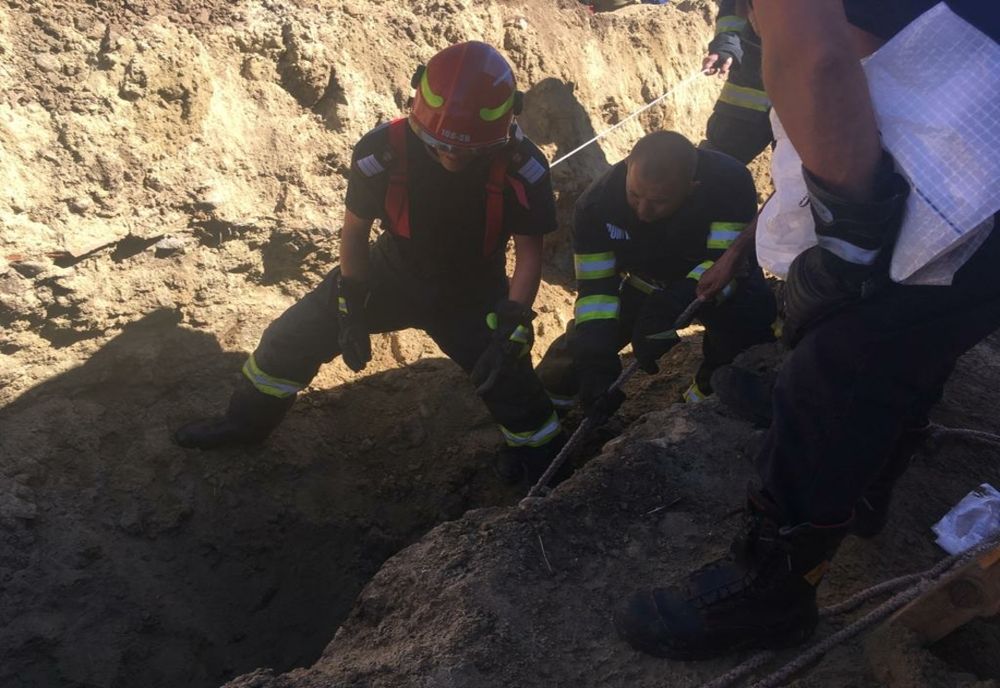 ULTIMĂ ORĂ: Muncitor îngropat de viu! S-a surpat pământul peste el!