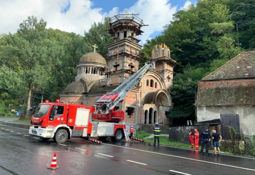 Bărbat mort după ce a căzut de pe cupola unei biserici