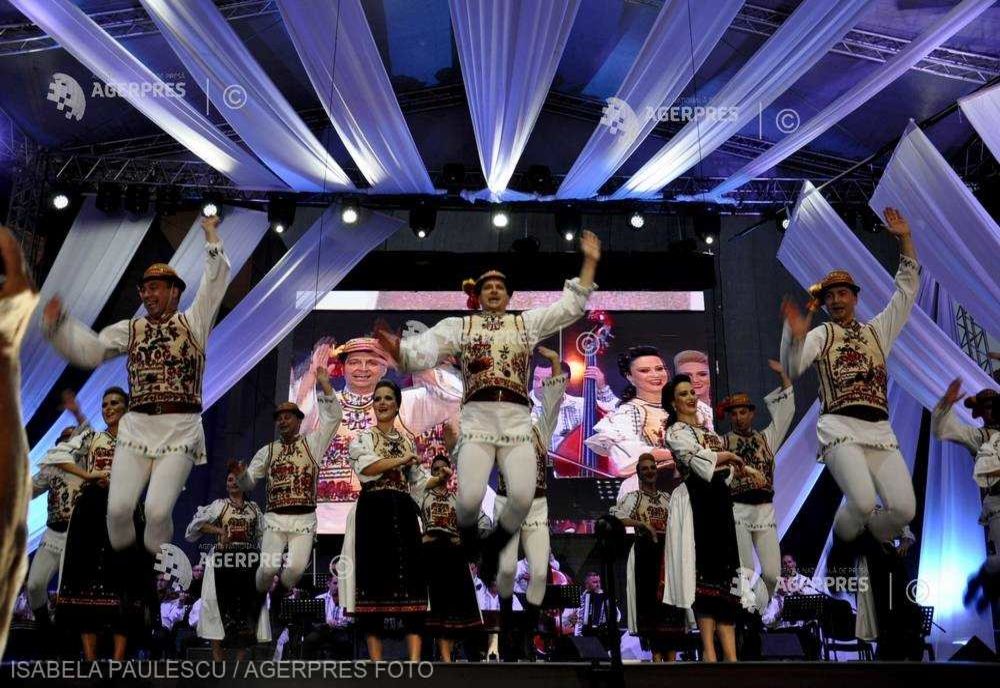 VIDEO Junii Sibiului și coregraful Silvia Macrea, decorați cu Ordinul Meritul Cultural în Grad de Cavaler