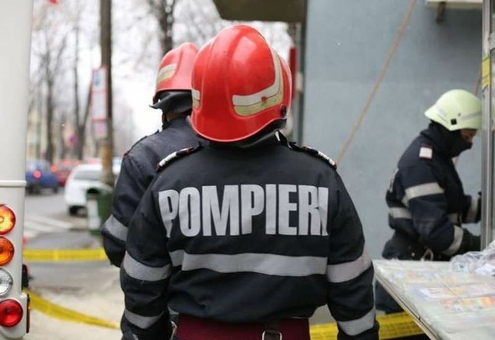 Incendiu la bloc, locatari evacuați