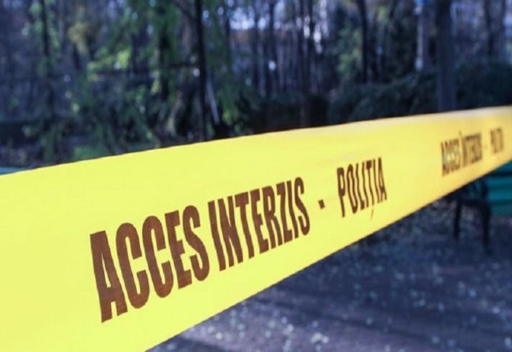 Tânăr decedat după ce mașina în care se afla a căzut într-o râpă. Șoferul a fugit și este căutat de poliție