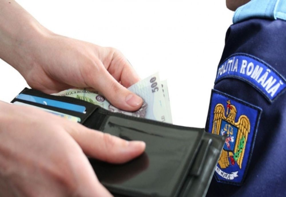 Un şofer din Mureş a încercat să mituiască un poliţist din Sibiu pentru a nu rămâne fără permis de conducere