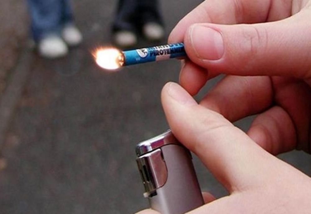 Minor prins cu aproape 200 de petarde pe care voia să le vândă