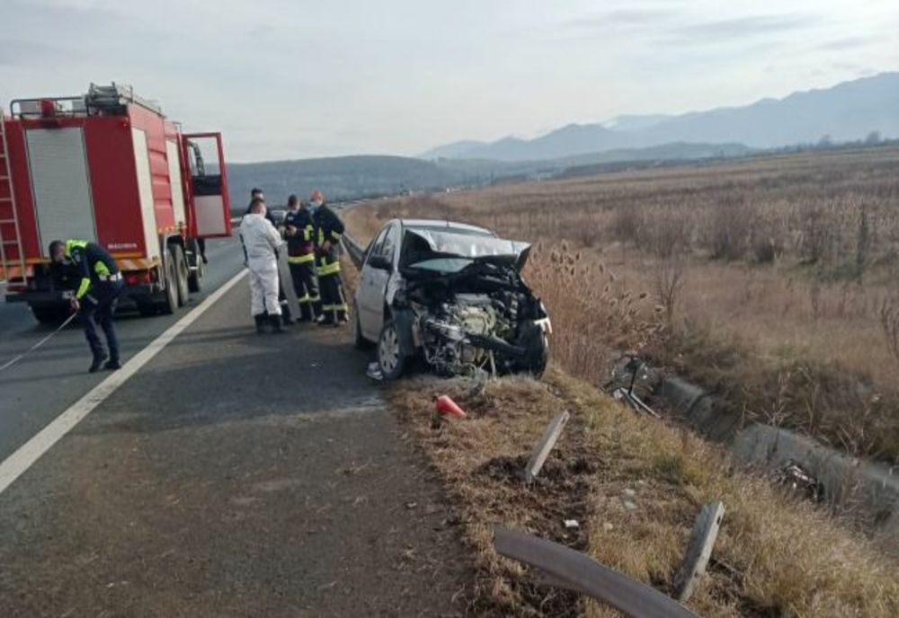 Mașină distrusă după ce a intrat într-un parapet