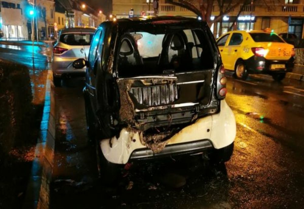 Mașină în flăcări, în centrul Sibiului