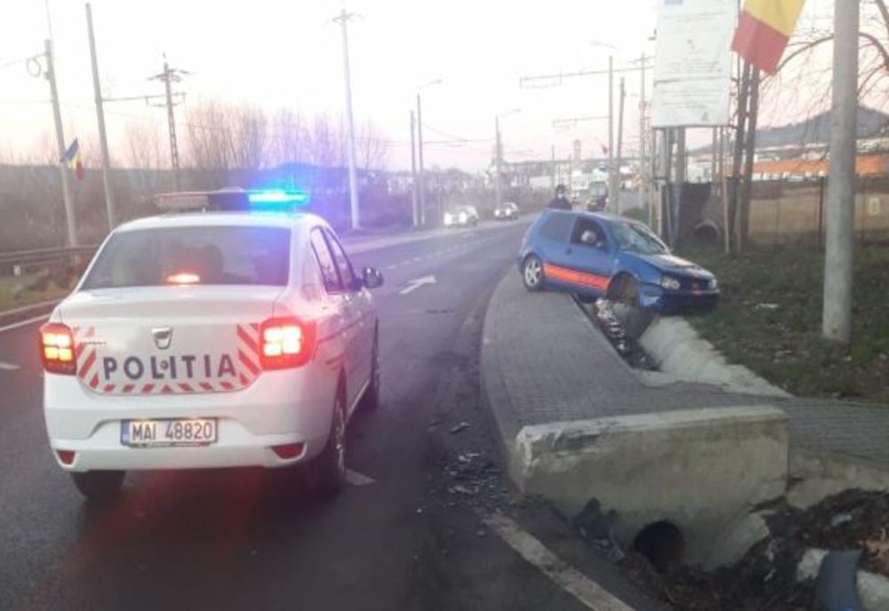 Un șofer băut a intrat cu mașina într-un cap de pod