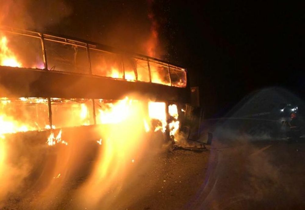 VIDEO Un autocar a fost distrus de flăcări pe A1
