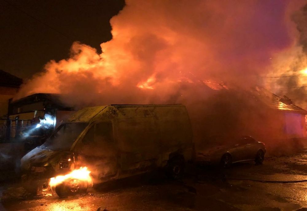 FOTO Incendiu în municipiul Mediaş! 18 pompieri au intervenit!