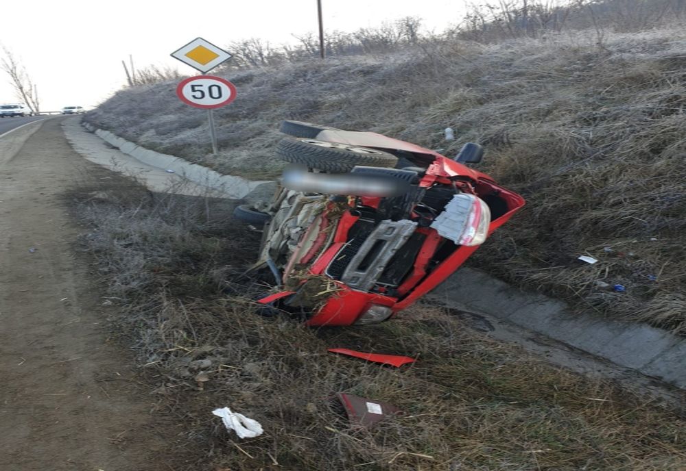 Maşină răsturnată, pe DN14