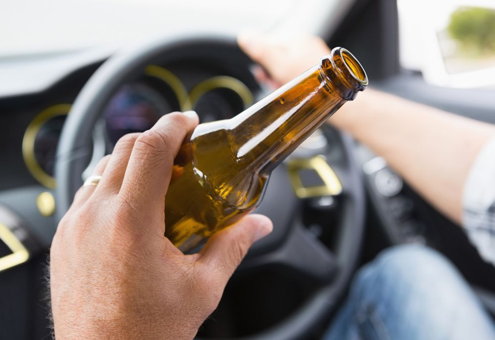 Un șofer băut a intrat cu mașina în zid