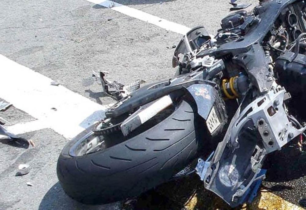 Bărbat rănit după ce s-a răsturnat cu motocicleta