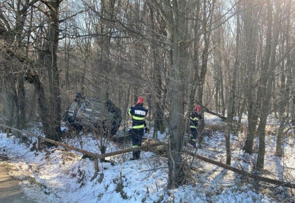 Un autoturism răsturnat a lovit o conductă de gaz
