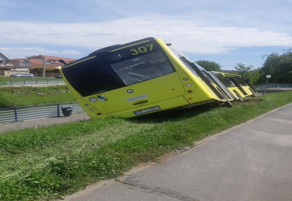 Incident rutier în care a fost implicat un autobuz cu 30 de persoane!