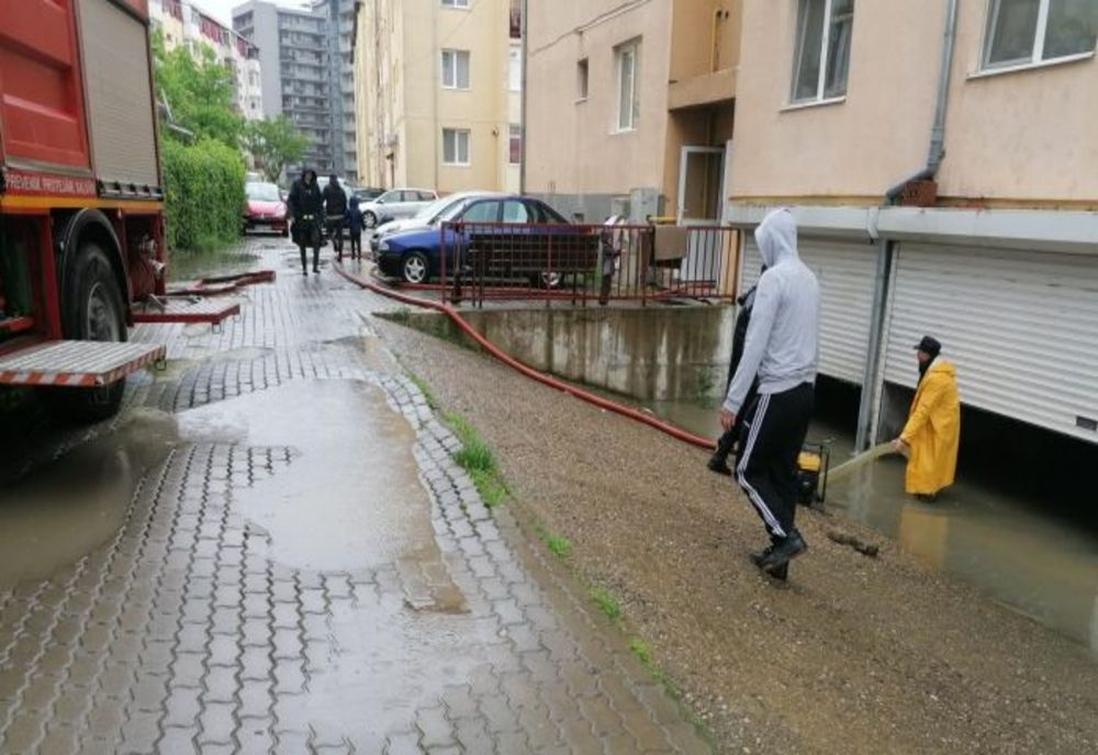 VIDEO + FOTO Zeci de subsoluri și gospodării inundate, în județul Sibiu