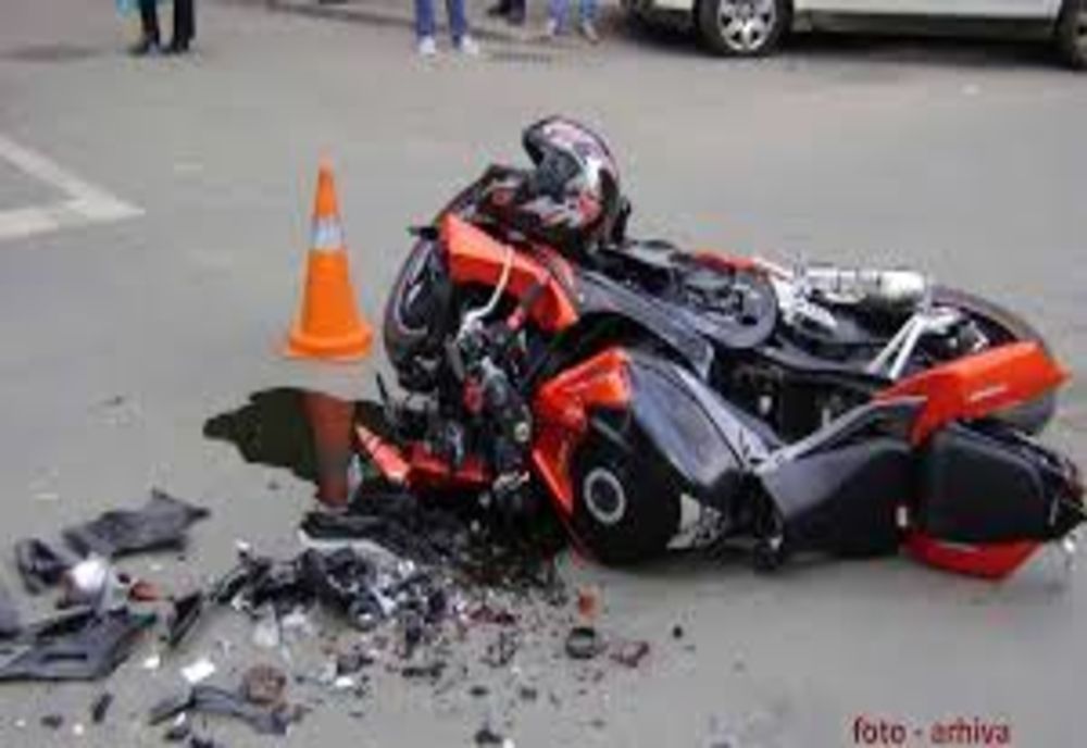 Motociclist de 17 ani lovit de o maşină