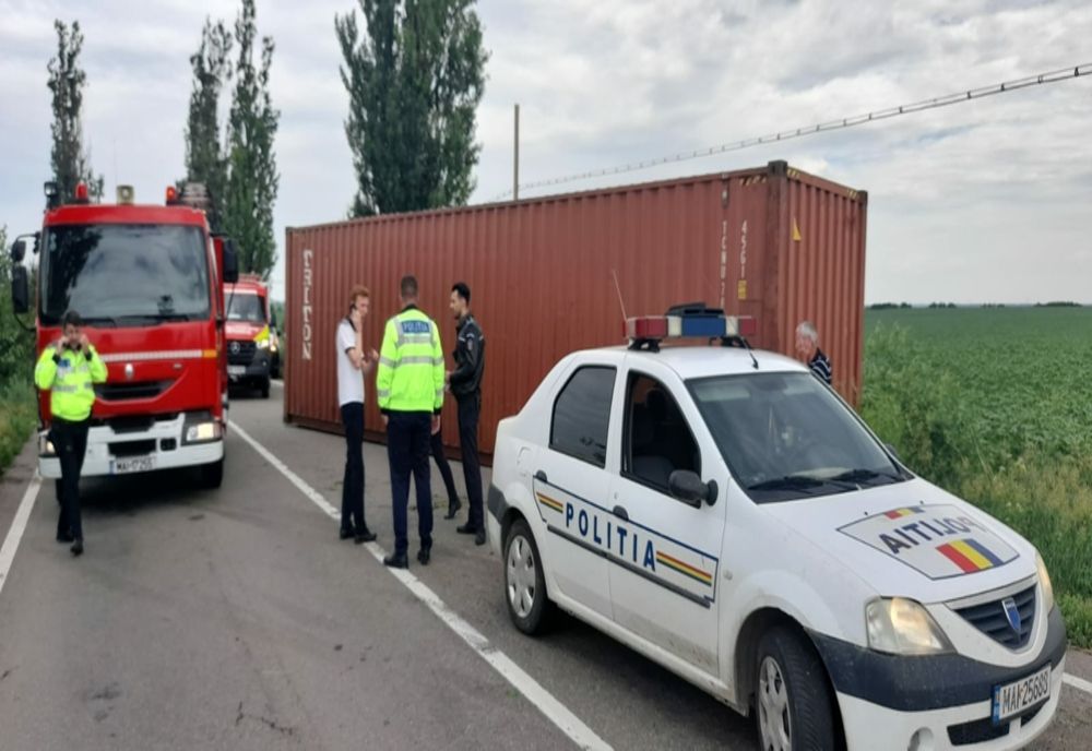 Un şofer beat a lovit un pieton şi a încercat să fugă de la locul faptei, dar a intrat cu maşina în copac!