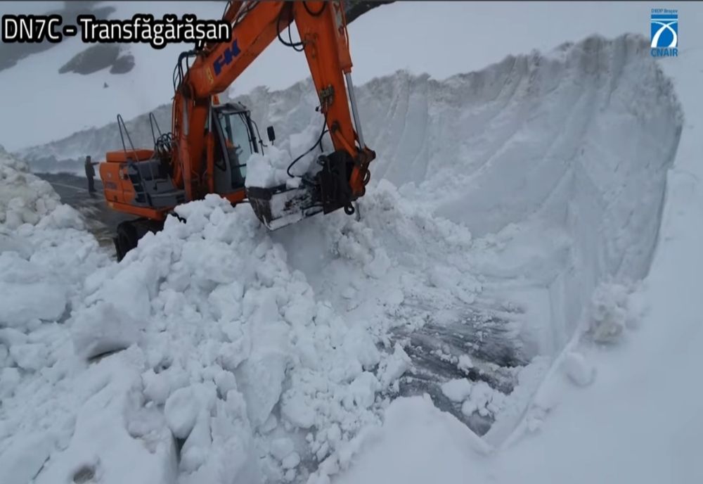 Transfăgărășanul este acoperit de zăpadă, care pe alocuri depășește 7- 8 metri. Drumarii fac eforturi pentru a elibera carosabilul