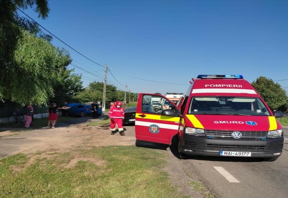 A intrat cu maşina în pom
