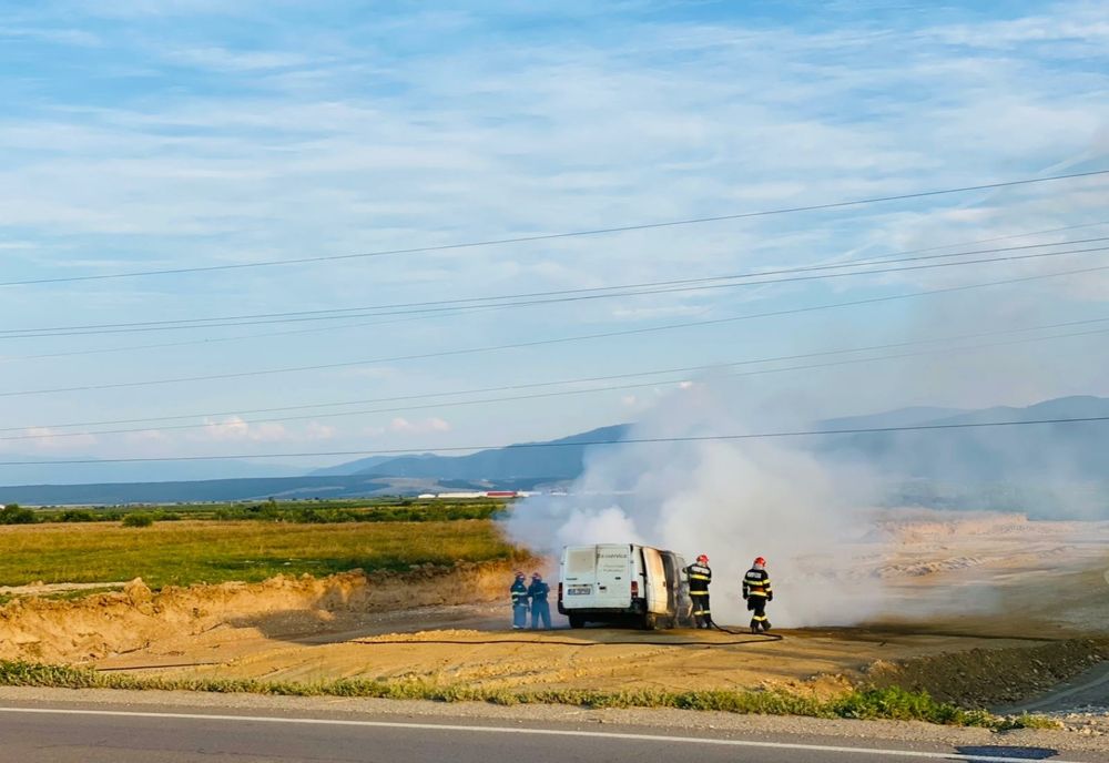 FOTO Microbuz în flăcări, pe DN1
