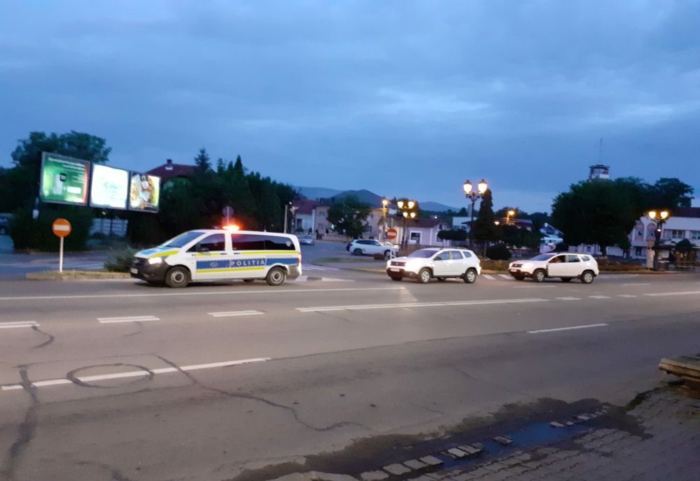 Percheziții la persoane bănuite că ar fi tăiat, fără drept și ar fi sustras arbori din fondul forestier național