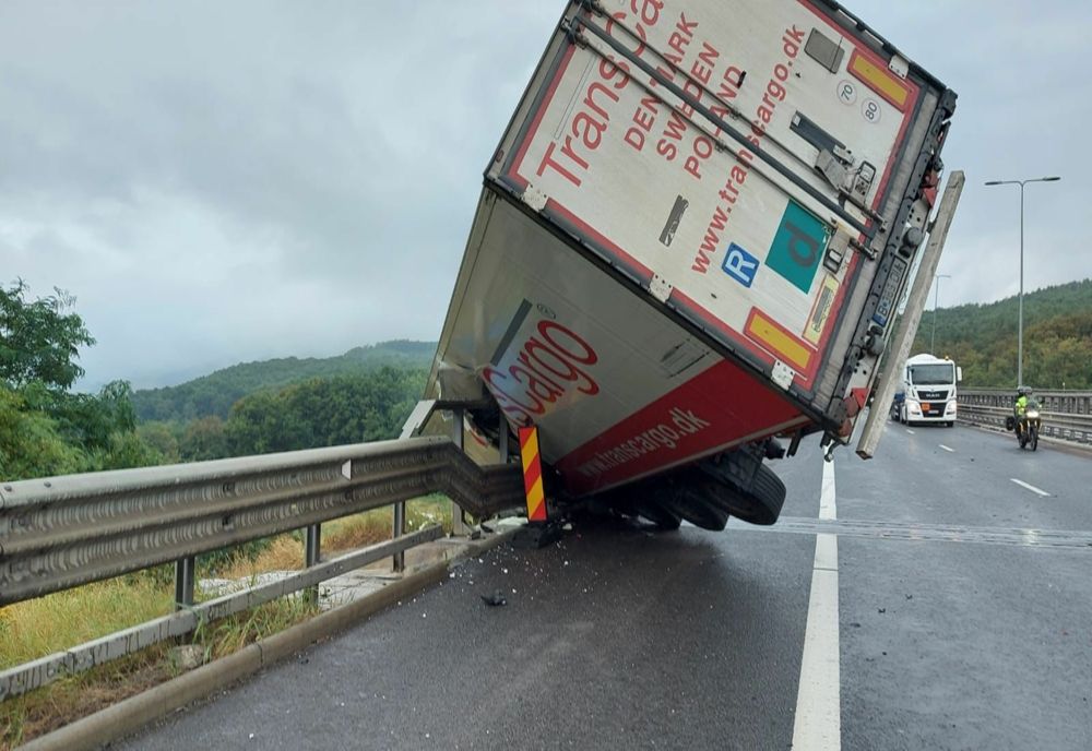 TIR plin cu cărucioare pentru cumpărături, răsturnat pe A1