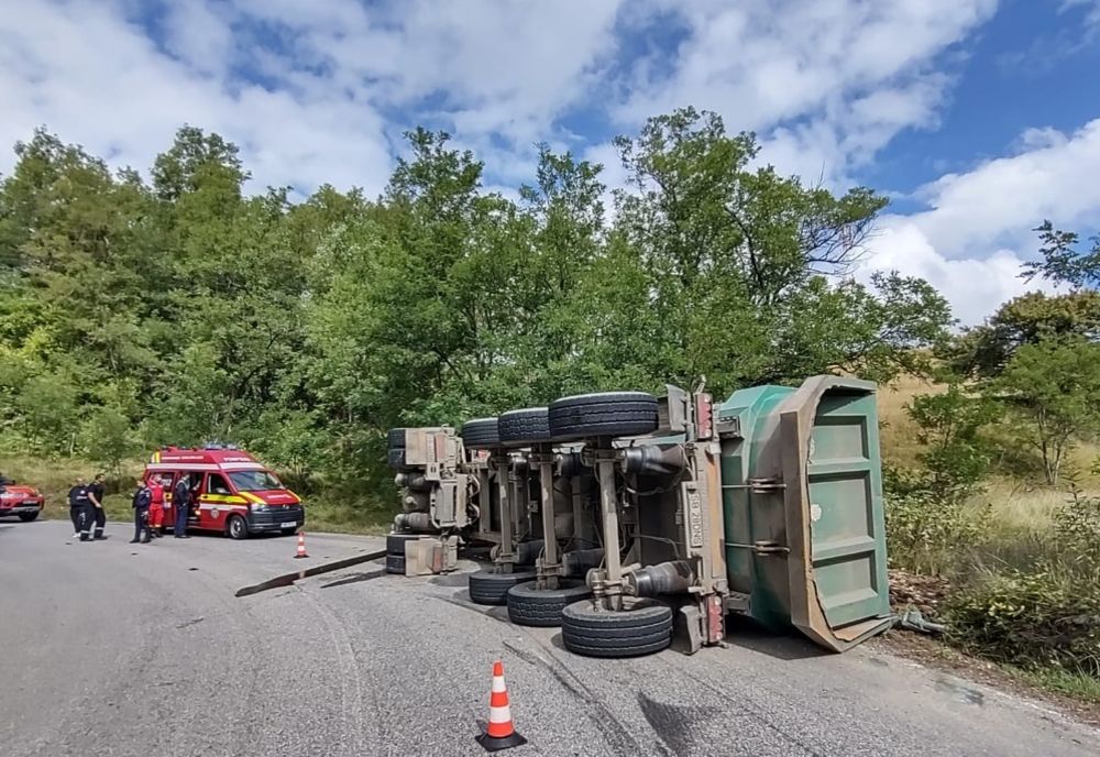 O autobasculantă încărcată cu pietriş s-a răsturnat în județul Sibiu