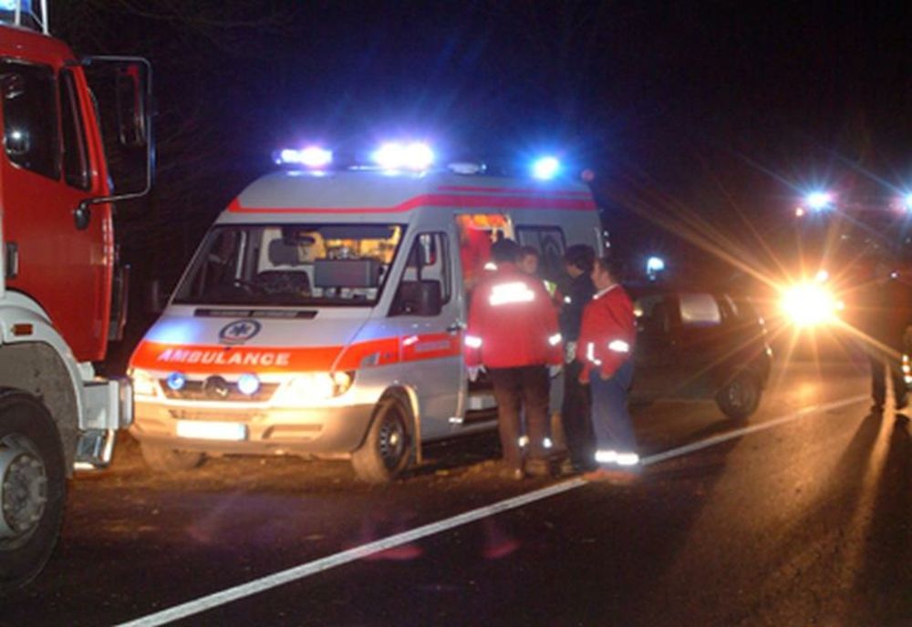 Un bărbat de 22 de ani A MURIT după ce a intrat cu maşina într-un stâlp!