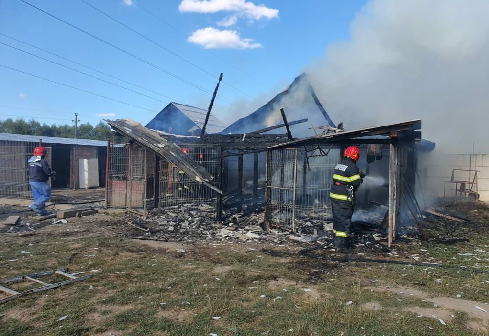 Două anexe gospodăreşti au fost distruse de flăcări