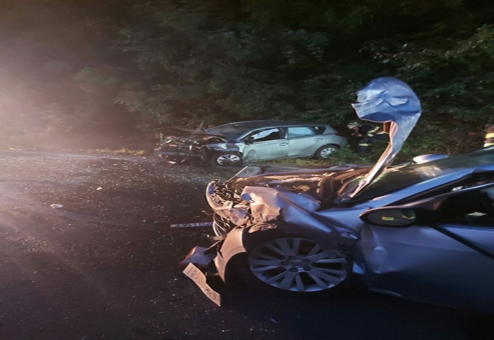 Un sibian beat, un harghitean și un mureșean și-au "pupat" mașinile pe DN 14, între Sighișoara și Daneș! Trei persoane au ajuns la spital