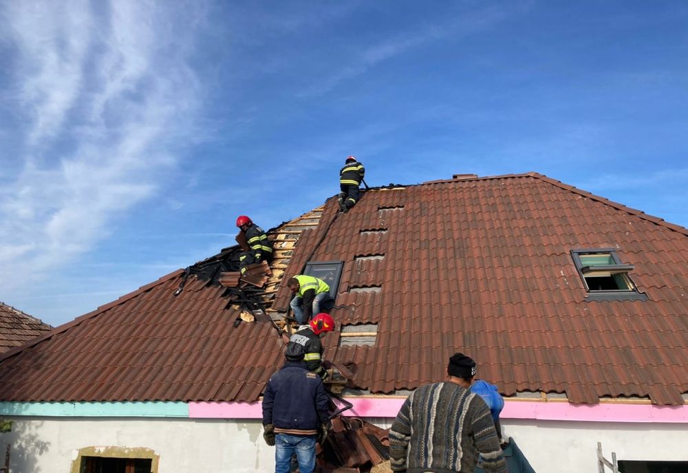 A luat foc acoperişul unei case din municipiul Sibiu!