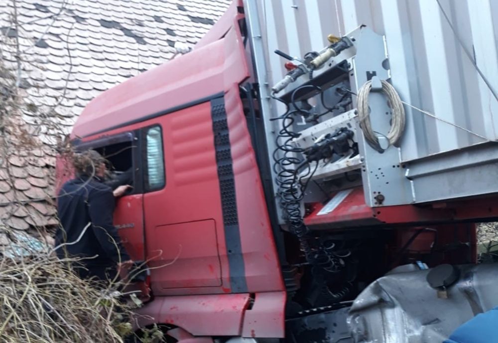 Trafic blocat pe DN7! Un TIR a intrat într-o casă!