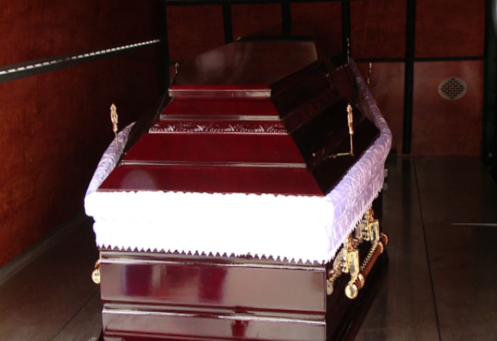 O familie a dorit să-şi dezgroape ruda decedată de COVID-19, pentru a o putea îmbrăca