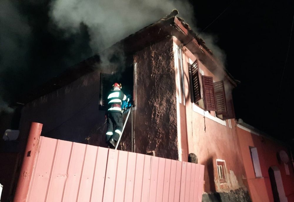Casă distrusă de un incendiu! Cauza: coș de fum neizolat