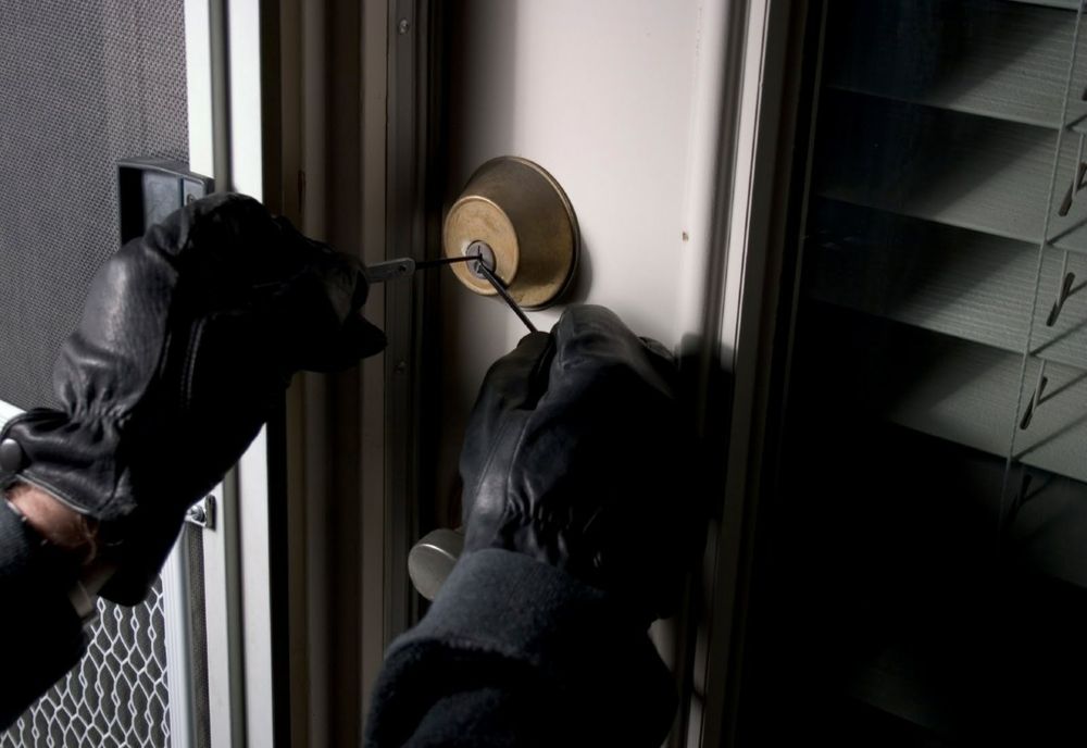 Arestați preventiv și cercetați penal pentru tâlhărie calificată și furt calificat