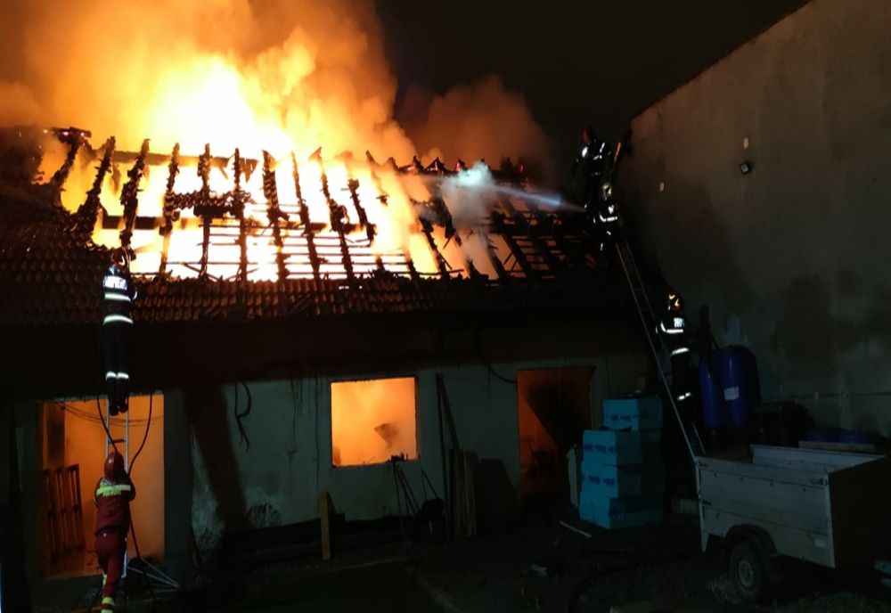 Un incendiu a făcut scrum, noaptea trecută, o anexă gospodărească din municipiul Sibiu