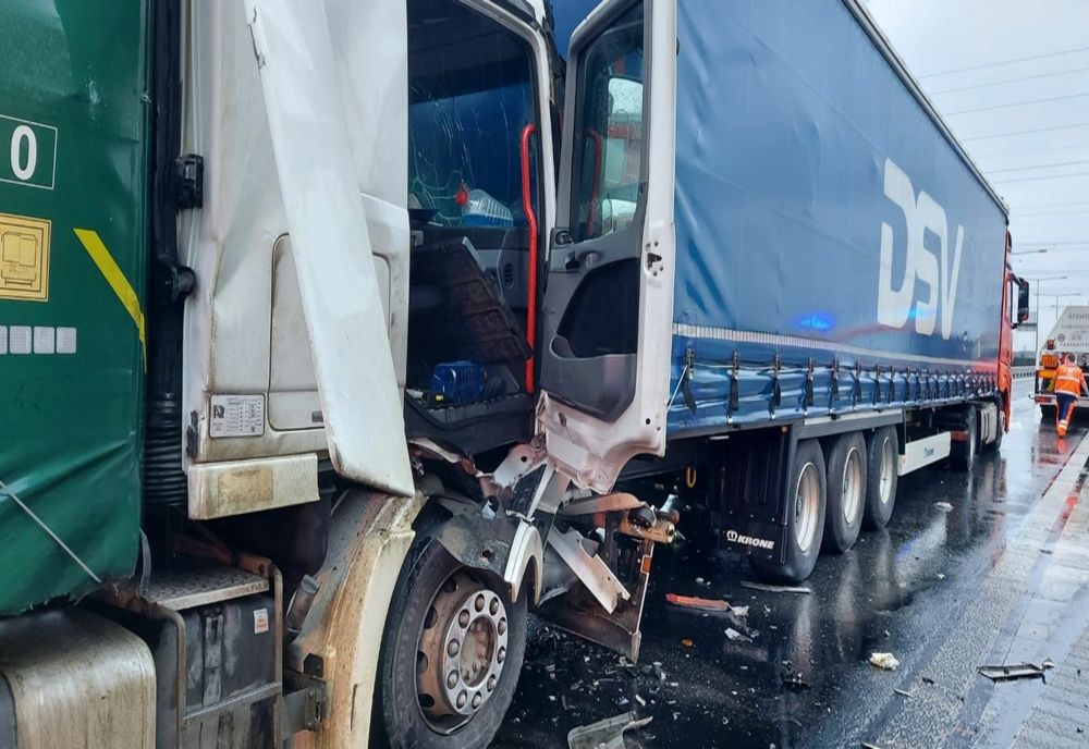 Copil implicat într-un accident rutier pe A1! Trafic îngreunat