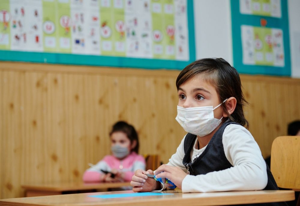 Mai puțin de jumătate dintre părinții care muncesc în străinătate se întorc acasă, de sărbători, unde îi așteaptă copiii lor