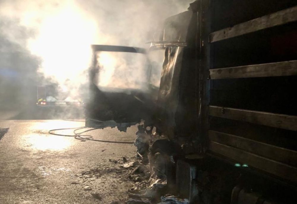 TIR distrus de flăcări, pe A1
