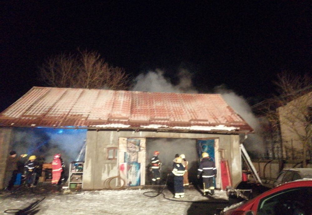 Arde o anexă gospodărească din localitatea Bradu
