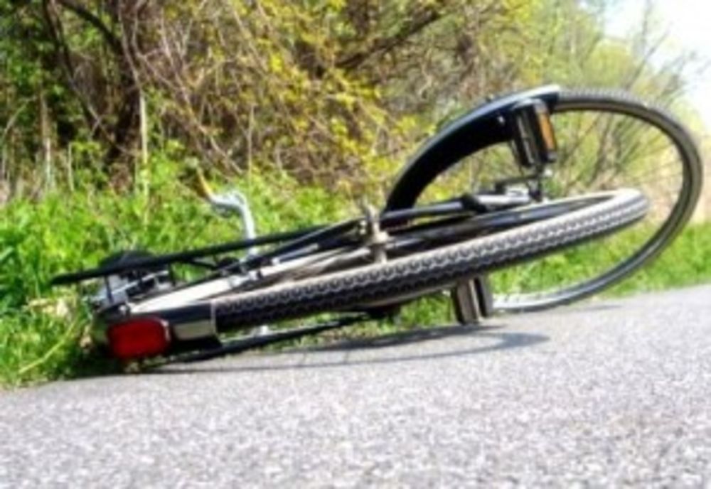 Biciclist la un pas de moarte după ce a fost lovit de mașină!