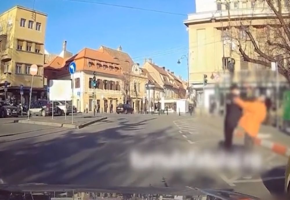 Incident șocant, în Sibiu: om al străzii, bătut crunt de polițist pentru că nu avea mască - FOTO