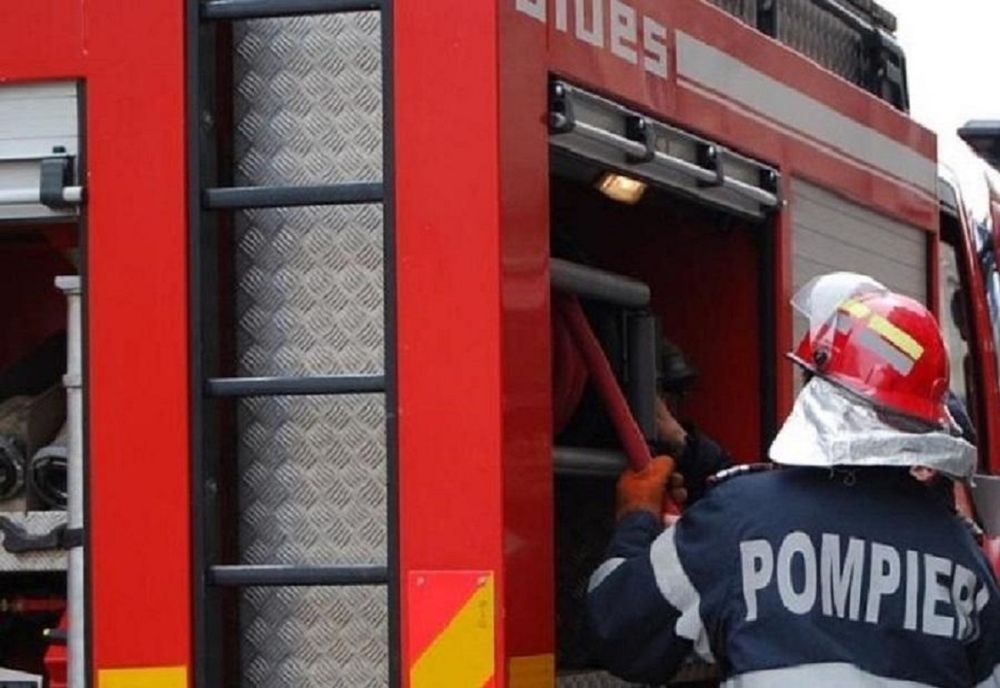 Remorcă în flăcări, la Cisnădie! Focul s-a extins și la o mașină