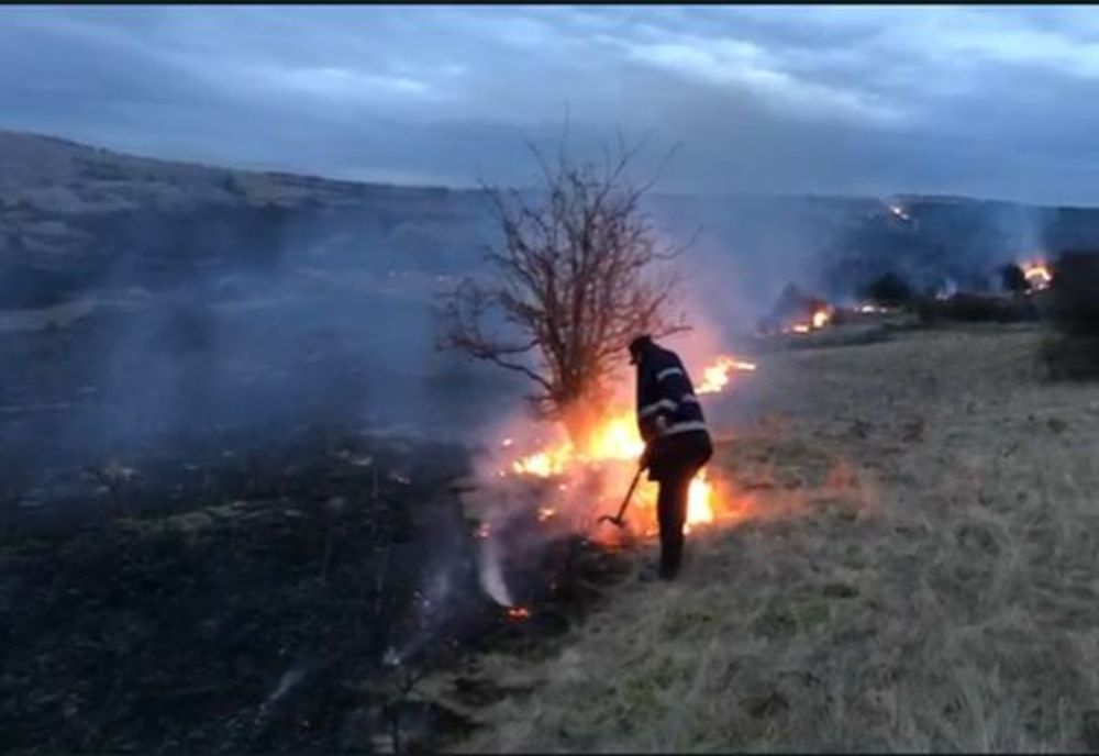 Mai multe incendii de vegetație, în weekend, în județul Sibiu