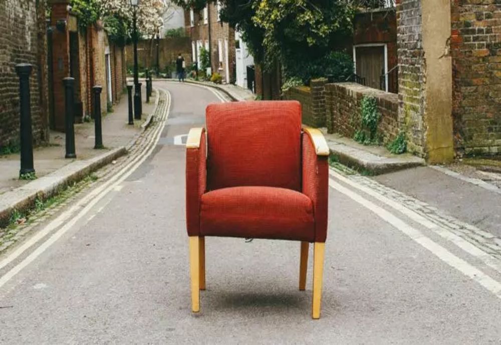 Amendă uriașă pentru că și-a aruncat mobila în drum - VIDEO