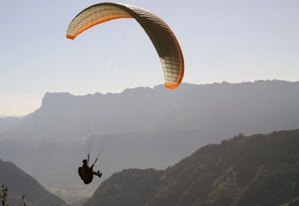 Femeie din Serbia rănită în timpul unui zbor cu parapanta